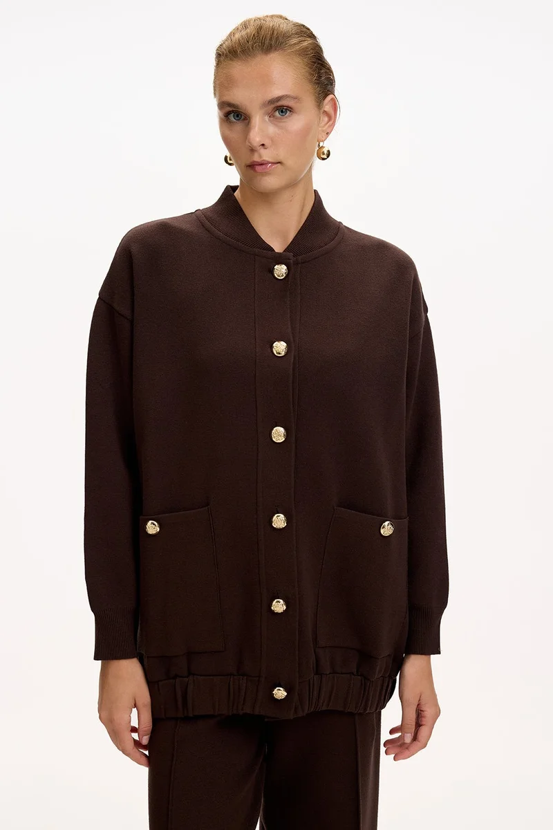 EXQUISE Oversize Brown Knitted Cardigan with Crew Neck, Pockets and Gold Buttons