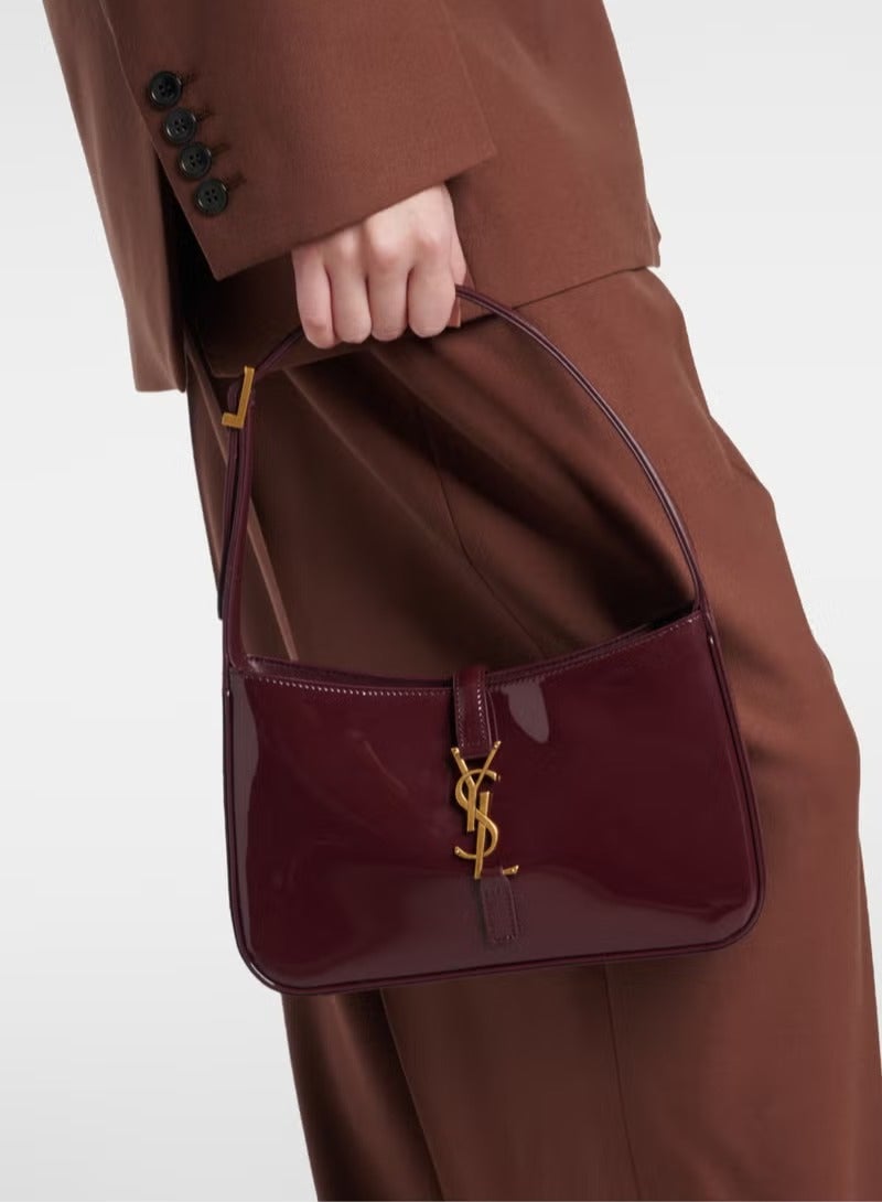Yves Saint Laurent حقيبة هوبو جلدية للنساء Le 5 à 7، حقيبة توت للنساء، حقيبة كتف للنساء، حقيبة يد للنساء، حقيبة سفر للنساء، لون أحمر نبيذي لامع - Image 2