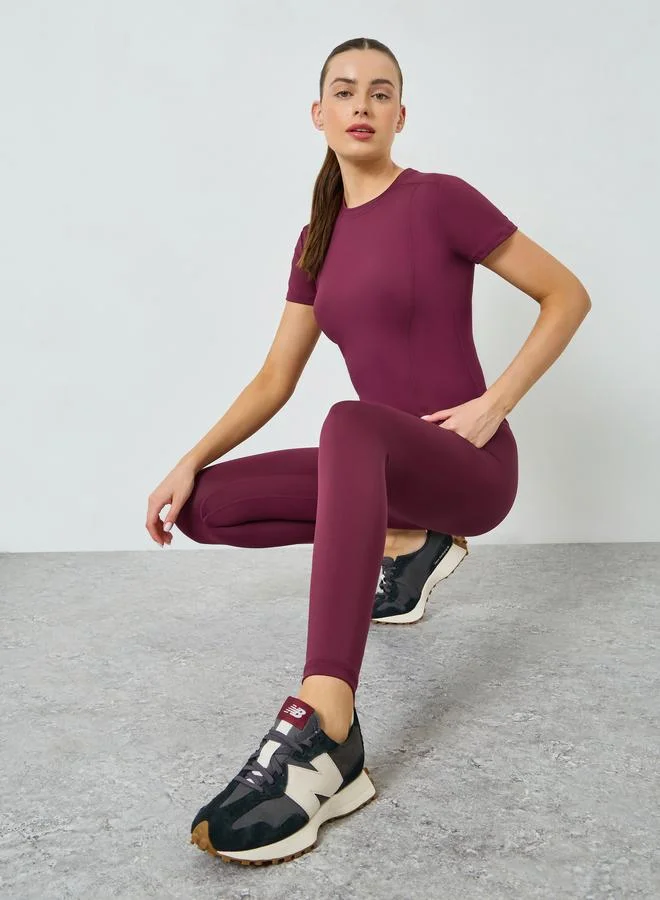 ستايلي اكتيف مجموعة من ليقنز وبلوزة بأكمام قصيرة وتفاصيل درزات