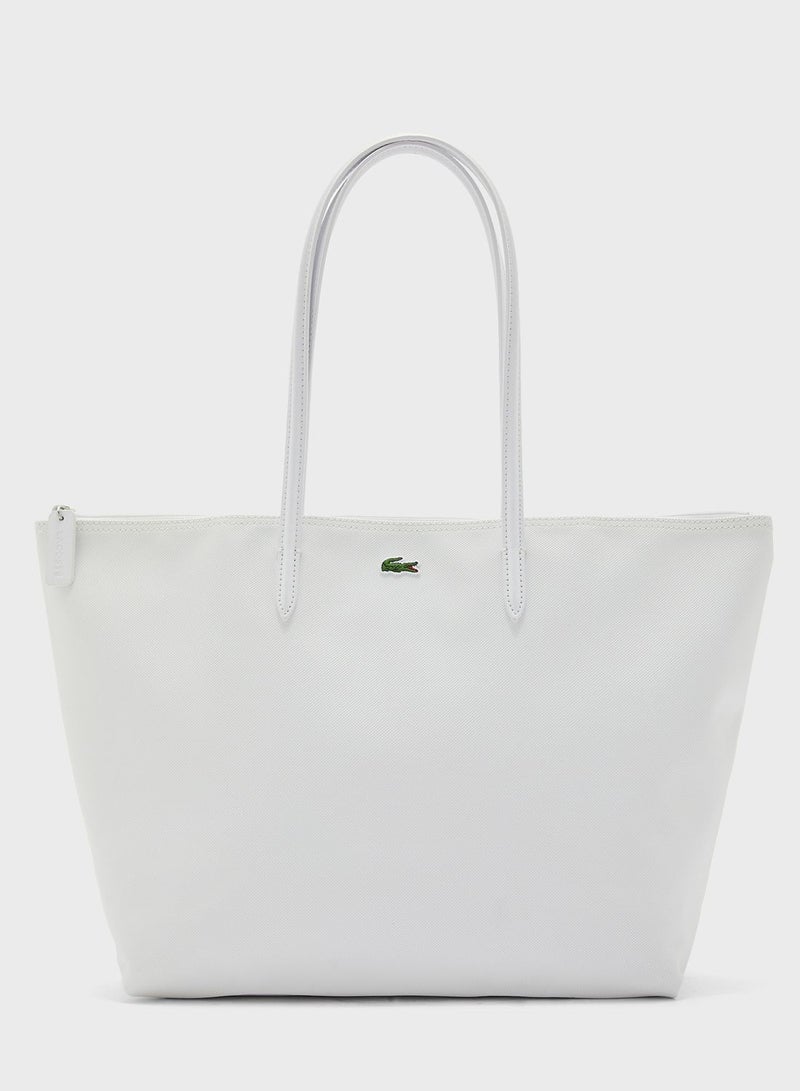 لاكوست حقيبة كتف بتفاصيل أنيقة - Image 1