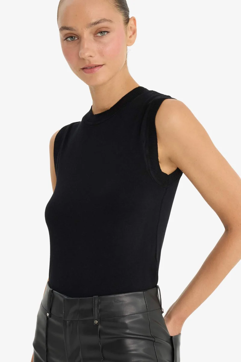 ديفاكتو Slim Fit Knitwear Crew Neck Tank Top