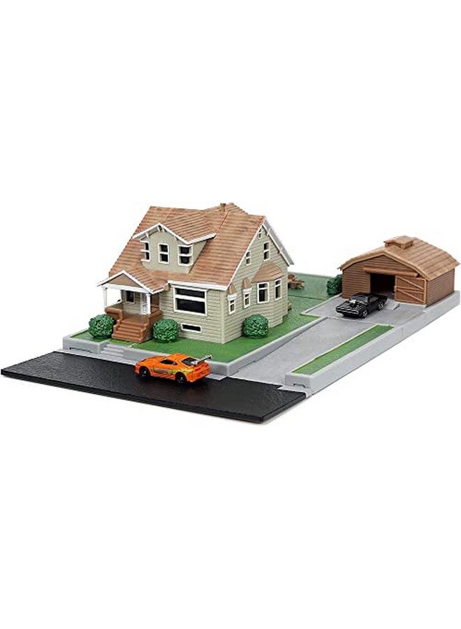 Jada Toys لعبة Fast &amp; Furious Nano Hollywood Rides Dom Toretto'S House Display Diorama مع سيارتين مصبوبتين مقاس 1.65 بوصة للأطفال والكبار (33668) - Image 1