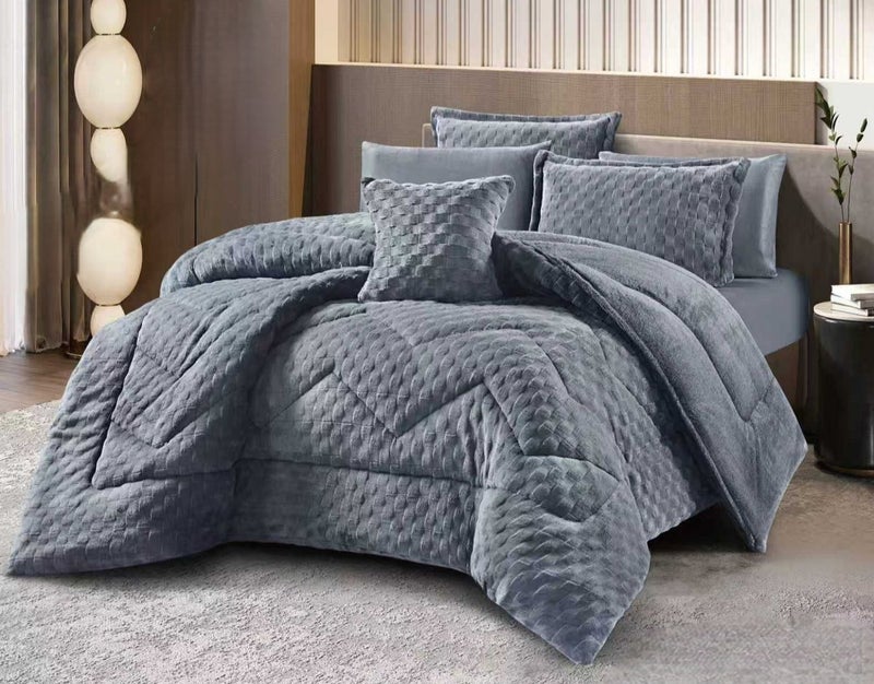 Horse 7-Piece Winter Bedding Set (Double Size) – Rabbit Fur-Style Material: 1 Comforter (250 x 230 cm) 1 Fitted Sheet (200 x 200 cm) 4 Large Pillowcases 1 Square Cushion (Heavy Fill) Suitable for a double bed (230 x 250 cm) - Image 1