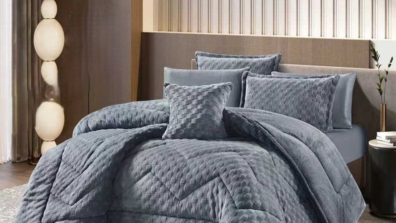 Horse 7-Piece Winter Bedding Set (Double Size) – Rabbit Fur-Style Material: 1 Comforter (250 x 230 cm) 1 Fitted Sheet (200 x 200 cm) 4 Large Pillowcases 1 Square Cushion (Heavy Fill) Suitable for a double bed (230 x 250 cm) - Image 2