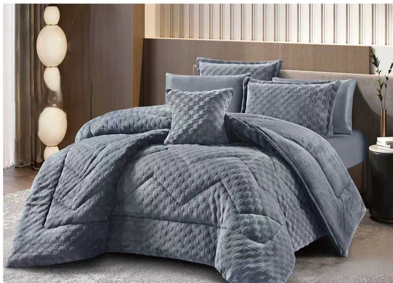 Horse 7-Piece Winter Bedding Set (Double Size) – Rabbit Fur-Style Material: 1 Comforter (250 x 230 cm) 1 Fitted Sheet (200 x 200 cm) 4 Large Pillowcases 1 Square Cushion (Heavy Fill) Suitable for a double bed (230 x 250 cm) - Image 3