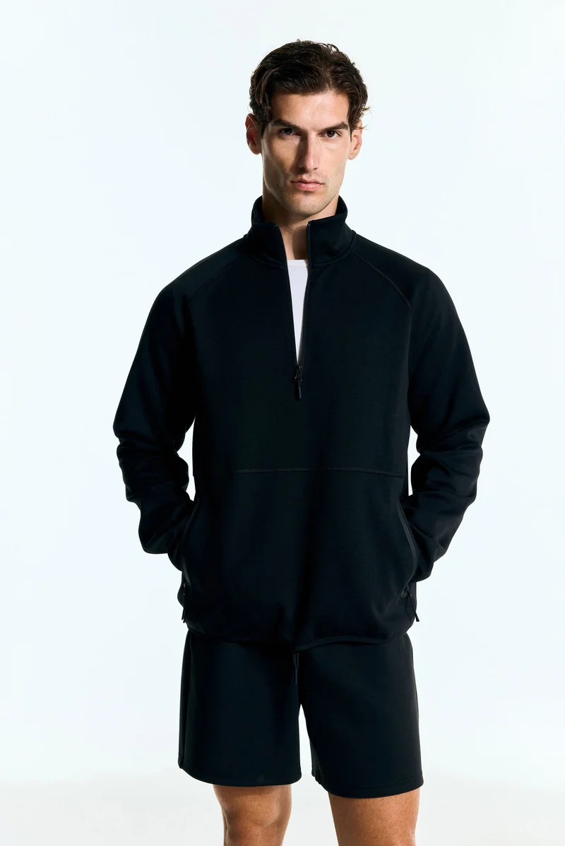 اتش اند ام بلوزة رياضية بقصة عادية من نسيج دراي موف™