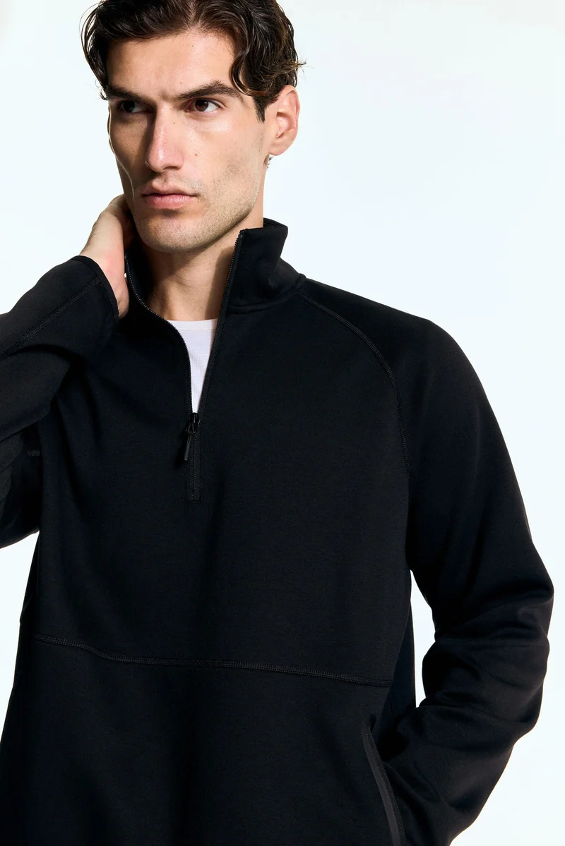 اتش اند ام بلوزة رياضية بقصة عادية من نسيج دراي موف™