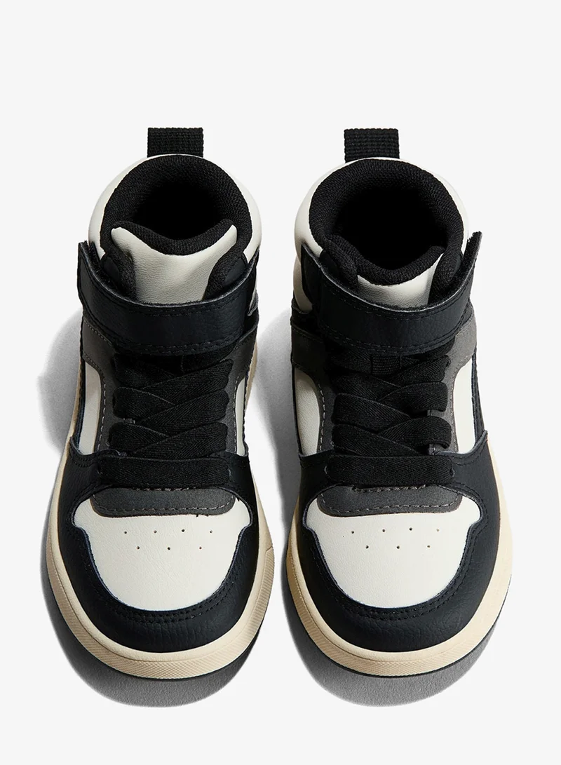 اتش اند ام حذاء رياضي بحافة مرتفعة