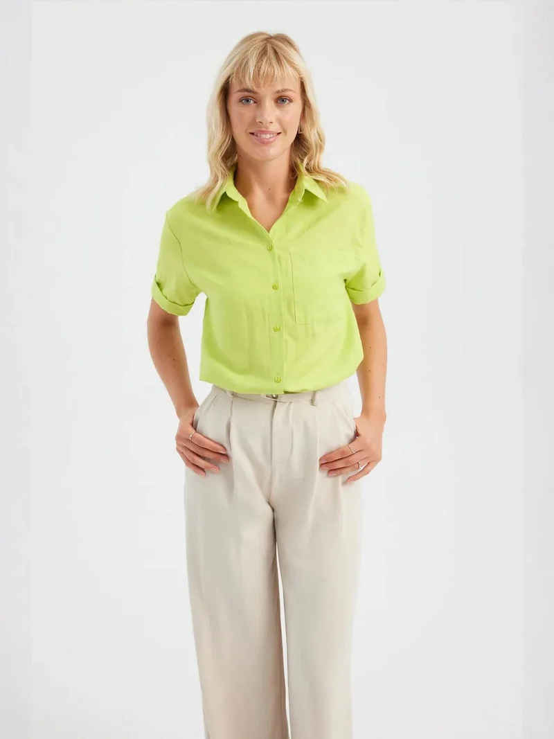 زوبعة قميص أساسي بأكمام قصيرة وجيب