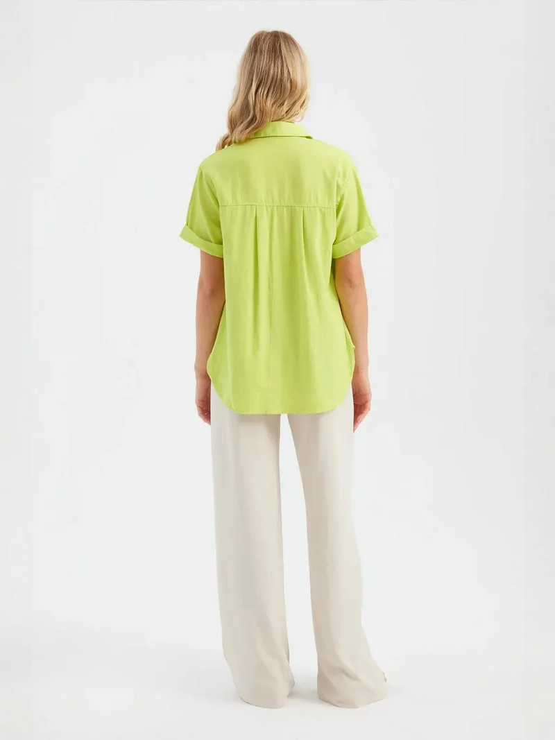 زوبعة قميص أساسي بأكمام قصيرة وجيب