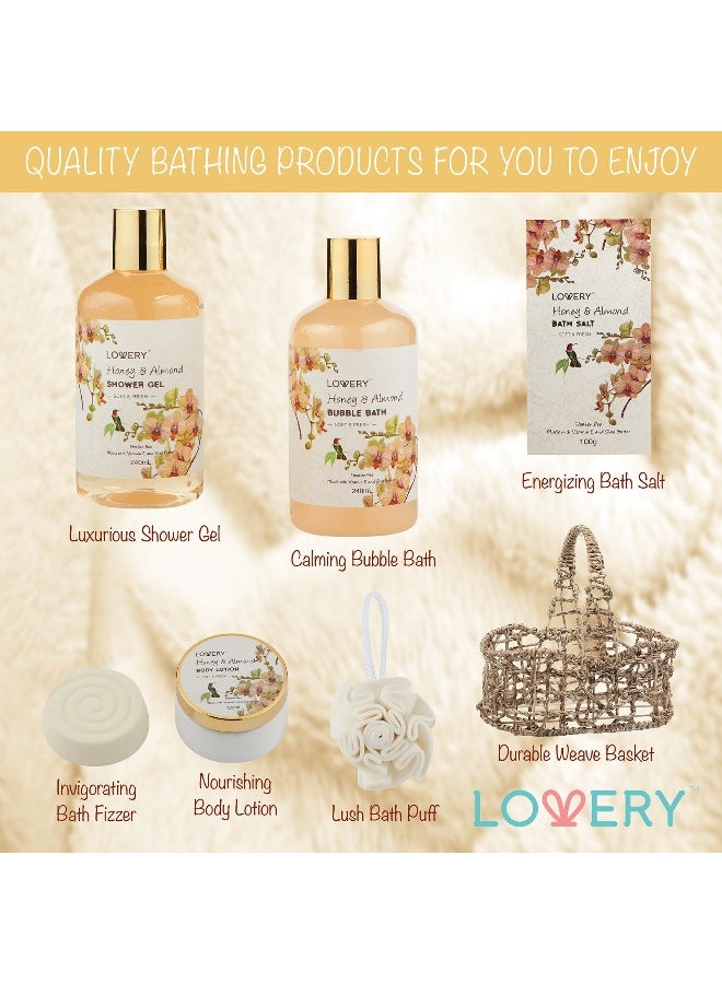 LOVERY سلة هدايا سبا منزلية - عطر العسل واللوز - مجموعة فاخرة للاستحمام والعناية بالجسم للنساء والرجال - تحتوي على جل استحمام، حمام فقاعات، لوشن للجسم، ملح استحمام، قنبلة استحمام، ليفة استحمام وسلة مصنوعة يدويًا منسوجة. - Image 4