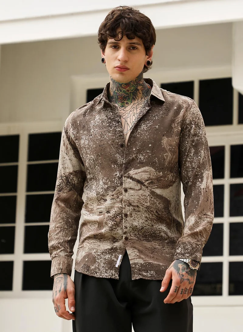كامبوس سوترا قميص كامبس سوترا رجالي بطبعة رخامية بنية اللون بياقة عادية وأكمام طويلة بأزرار وحافة منحنية