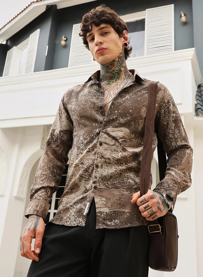 كامبوس سوترا قميص كامبس سوترا رجالي بطبعة رخامية بنية اللون بياقة عادية وأكمام طويلة بأزرار وحافة منحنية