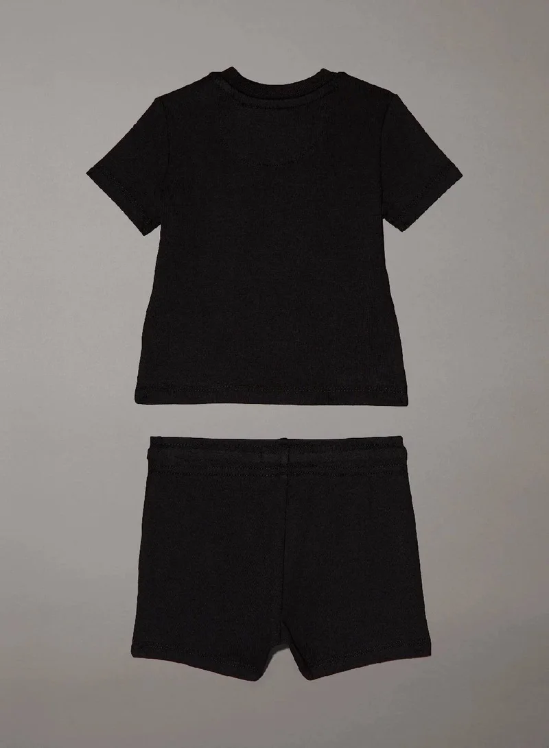 كالفن كلاين جينز طقم شورت وتيشرت للأطفال حديثي الولادة