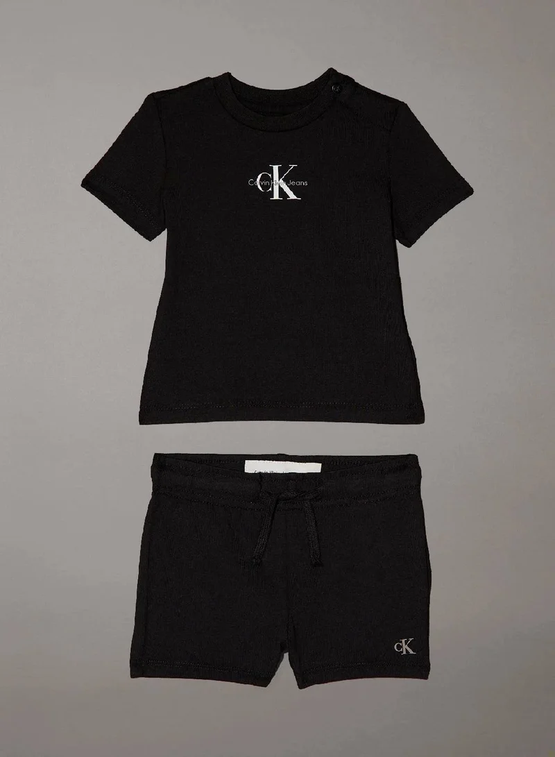 كالفن كلاين جينز طقم شورت وتيشرت للأطفال حديثي الولادة