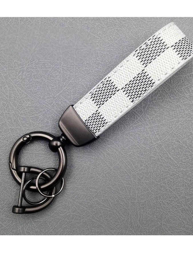 سلسلة مفاتيح السيارة الجلدية PU المنقوشة البيضاء - حلقة دوارة من سبائك الزنك المعدنية بزاوية 360 درجة ، حامل مفتاح عالمي للسيارة / المنزل / الحقيبة ، حزام المعصم مع مفك البراغي - تصميم شبكي أنيق - Image 1