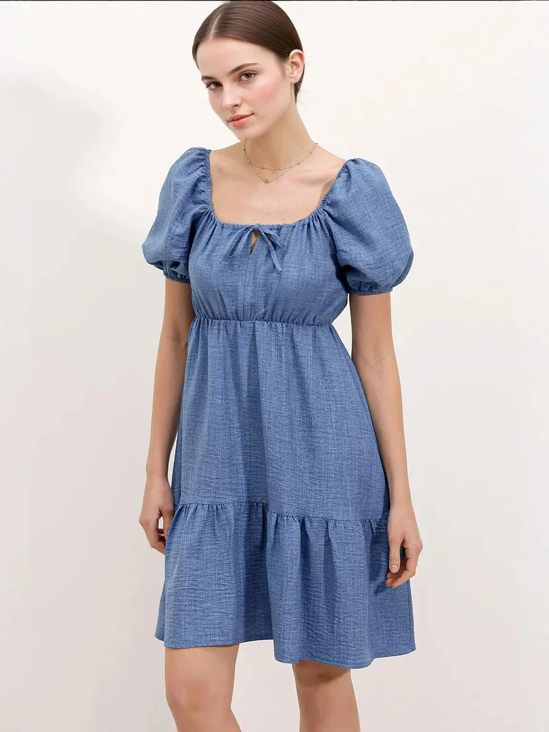 بيغ دارت فستان قصير بياقة مربعة وربطة عنق