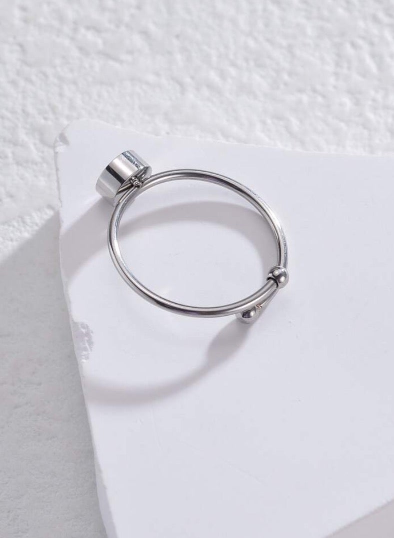 إيكوال خاتم نسائي من الاستانلس ستيل باللون الفضي انيق وعصري بمقاس موحد - Image 3