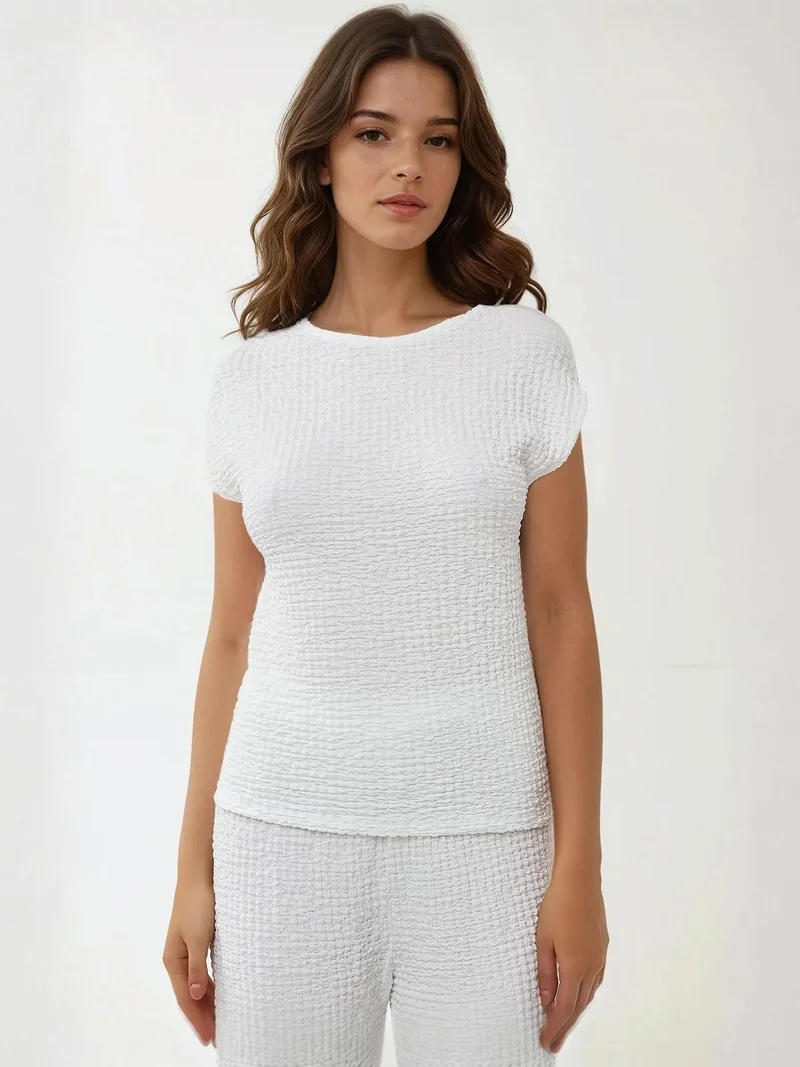 هيكاب بلوزة قصيرة بأكمام قصيرة وياقة دائرية بنقوش