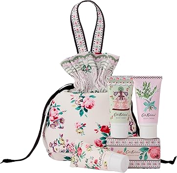 Cath Kidston كريم يد كاث كيدستون وكريم للجسم وغسول للجسم 3x 30 مل وصابون معطر 100 جرام وحقيبة سحب لجميع مستلزمات الجمال أثناء السفر خالية من القسوة وصديقة للنباتات هدية لها - Image 1