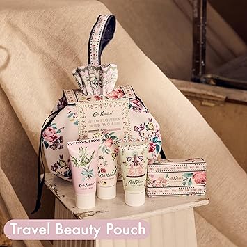 Cath Kidston كريم يد كاث كيدستون وكريم للجسم وغسول للجسم 3x 30 مل وصابون معطر 100 جرام وحقيبة سحب لجميع مستلزمات الجمال أثناء السفر خالية من القسوة وصديقة للنباتات هدية لها - Image 2