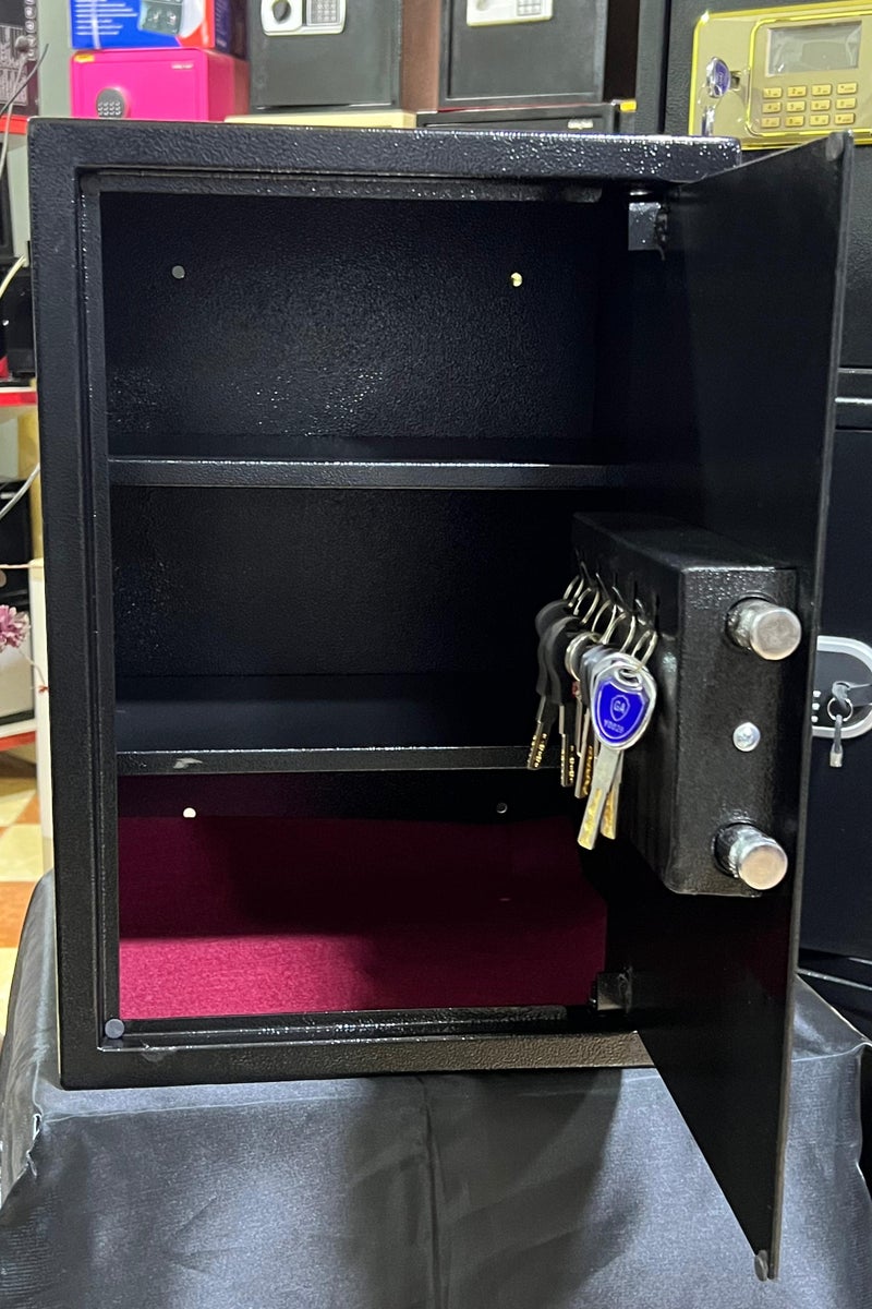 سيفتي تيك خزنة الكترونية تعمل بالارقام السرية 2 رف و3 مساحات للتخزين ، 5 ستاند للميداليات والاشياء الصغيرة ... مقاس 50 * 35 * 31 من الماركة العالمية Safety Tech - Image 3