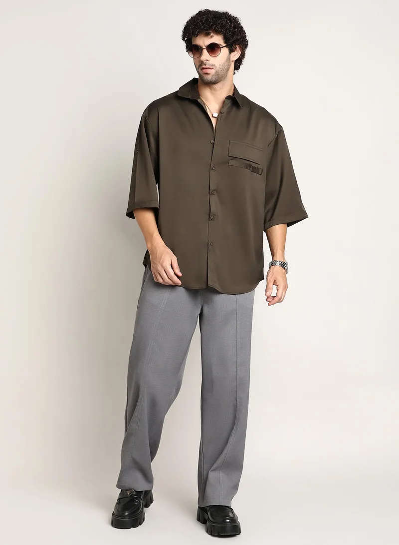 Campus Sutra Men's Coffee Brown Satin-Utility Oversized Shirt | رجالي | طوق منتشر | أكمام قصيرة | نمط صلب | كاجوال ويومي | قميص واسع