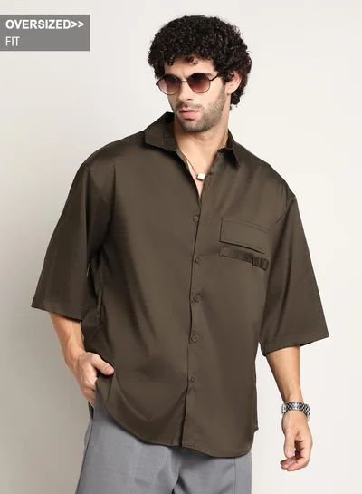 Campus Sutra Men's Coffee Brown Satin-Utility Oversized Shirt | رجالي | طوق منتشر | أكمام قصيرة | نمط صلب | كاجوال ويومي | قميص واسع