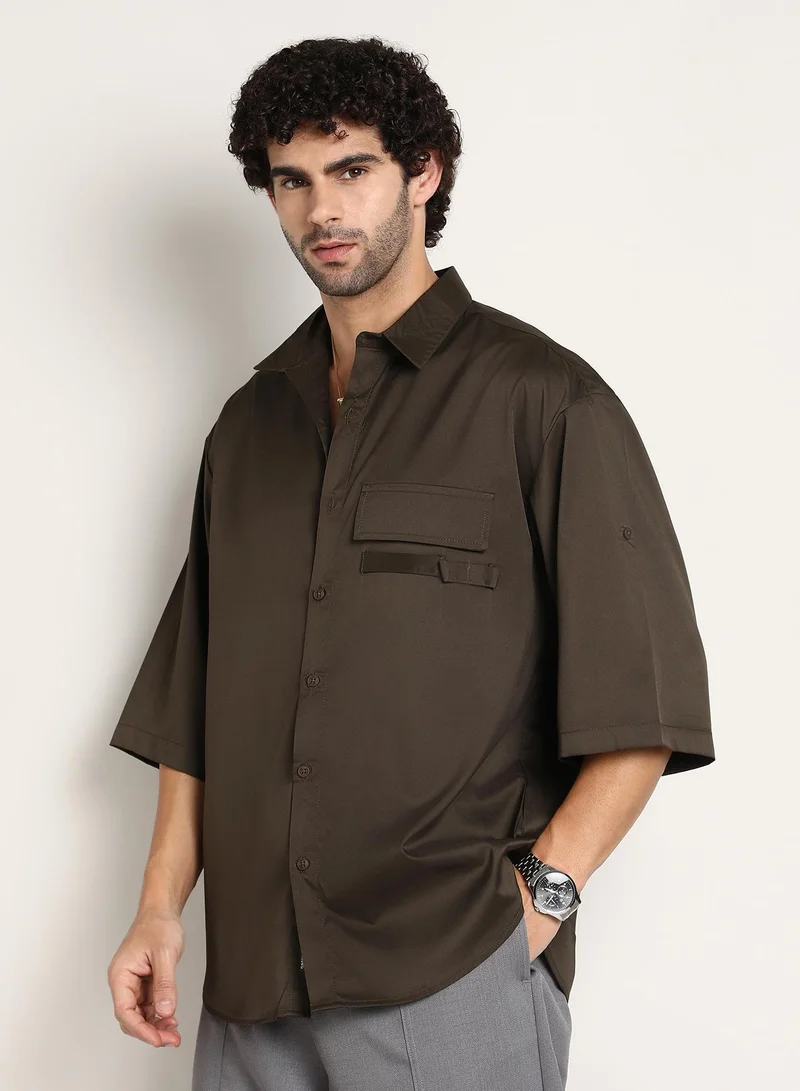 Campus Sutra Men's Coffee Brown Satin-Utility Oversized Shirt | رجالي | طوق منتشر | أكمام قصيرة | نمط صلب | كاجوال ويومي | قميص واسع