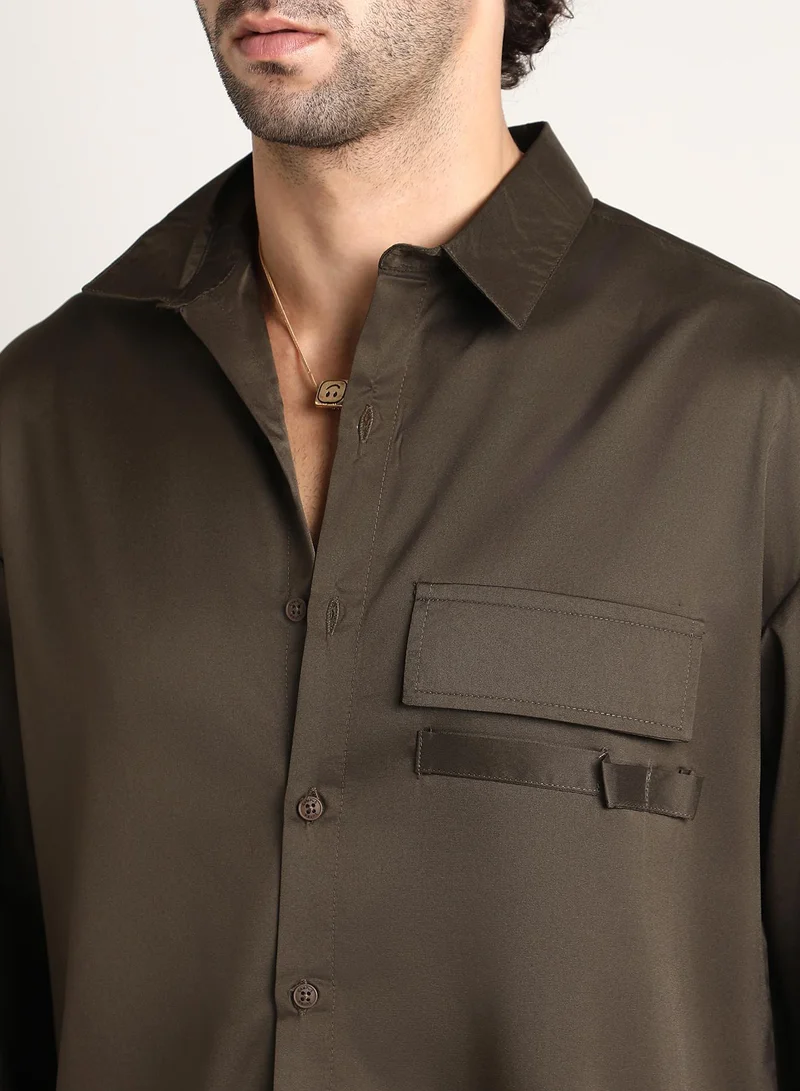 Campus Sutra Men's Coffee Brown Satin-Utility Oversized Shirt | رجالي | طوق منتشر | أكمام قصيرة | نمط صلب | كاجوال ويومي | قميص واسع