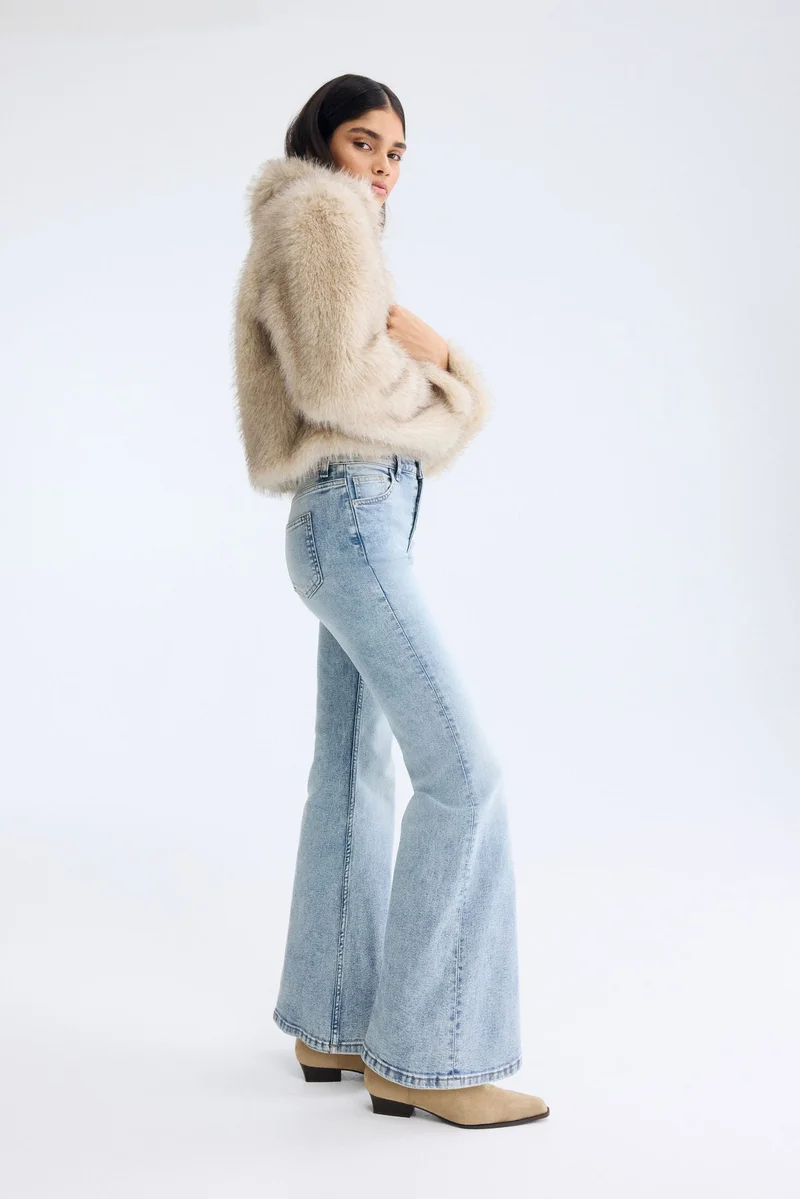 اتش اند ام جينز بقصة حافة واسعة وخصر عالي