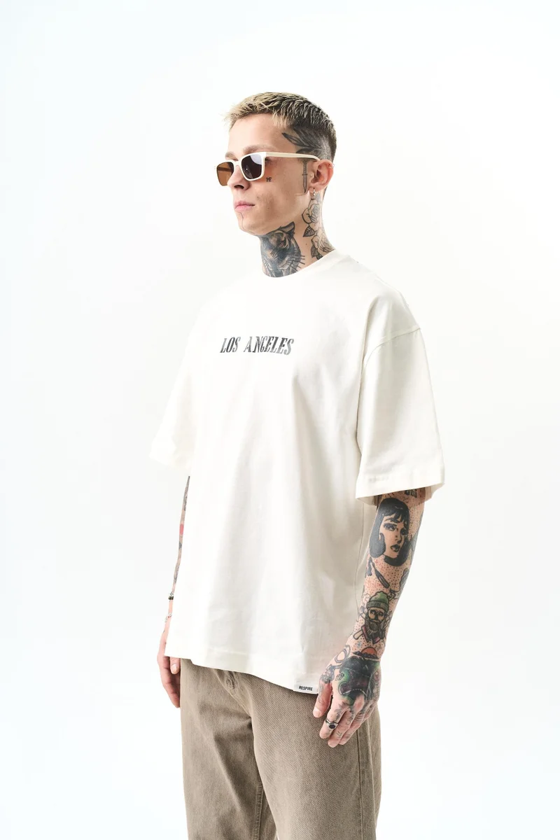 ريسباير تي شيرت رجالي مقاس كبير (Oversize) بطبعة "Los Angeles"، إيكرو (عاجي)