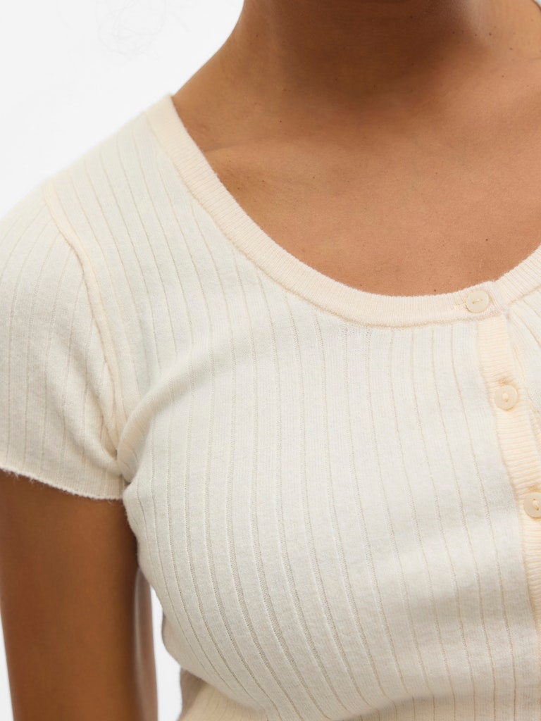 VERO MODA بلوزة VMGOLD بأكمام قصيرة على شكل حرف U مع أزرار - Image 4
