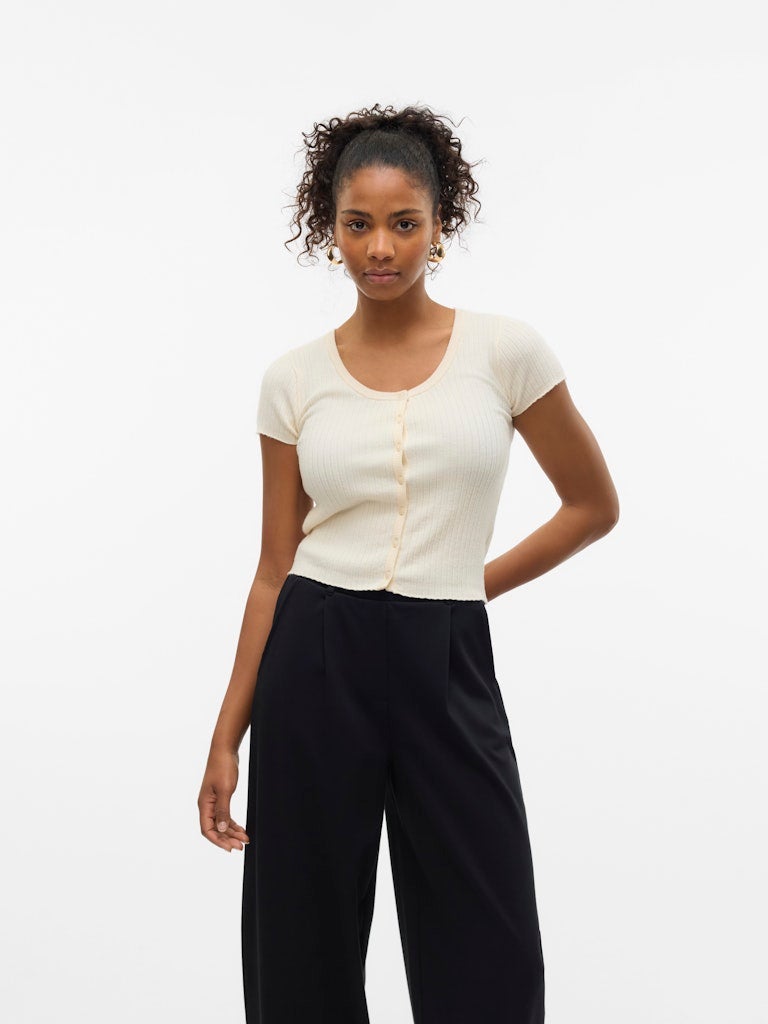 VERO MODA بلوزة VMGOLD بأكمام قصيرة على شكل حرف U مع أزرار - Image 3