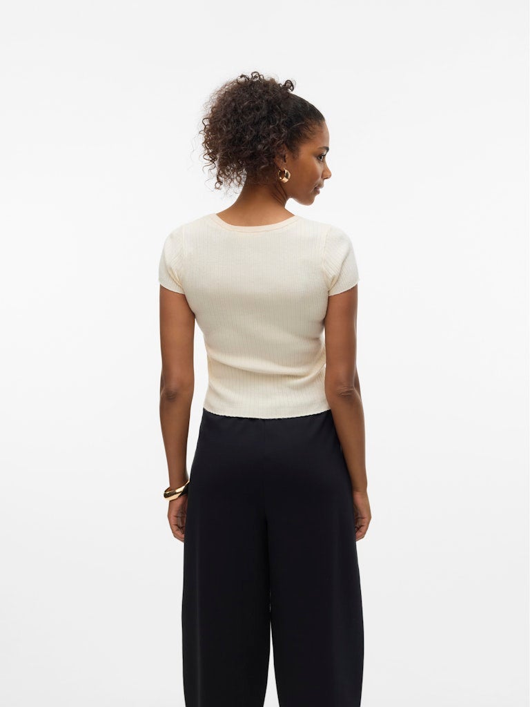 VERO MODA بلوزة VMGOLD بأكمام قصيرة على شكل حرف U مع أزرار - Image 2