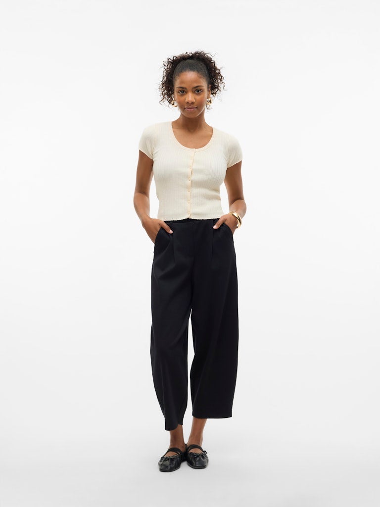 VERO MODA بلوزة VMGOLD بأكمام قصيرة على شكل حرف U مع أزرار - Image 5
