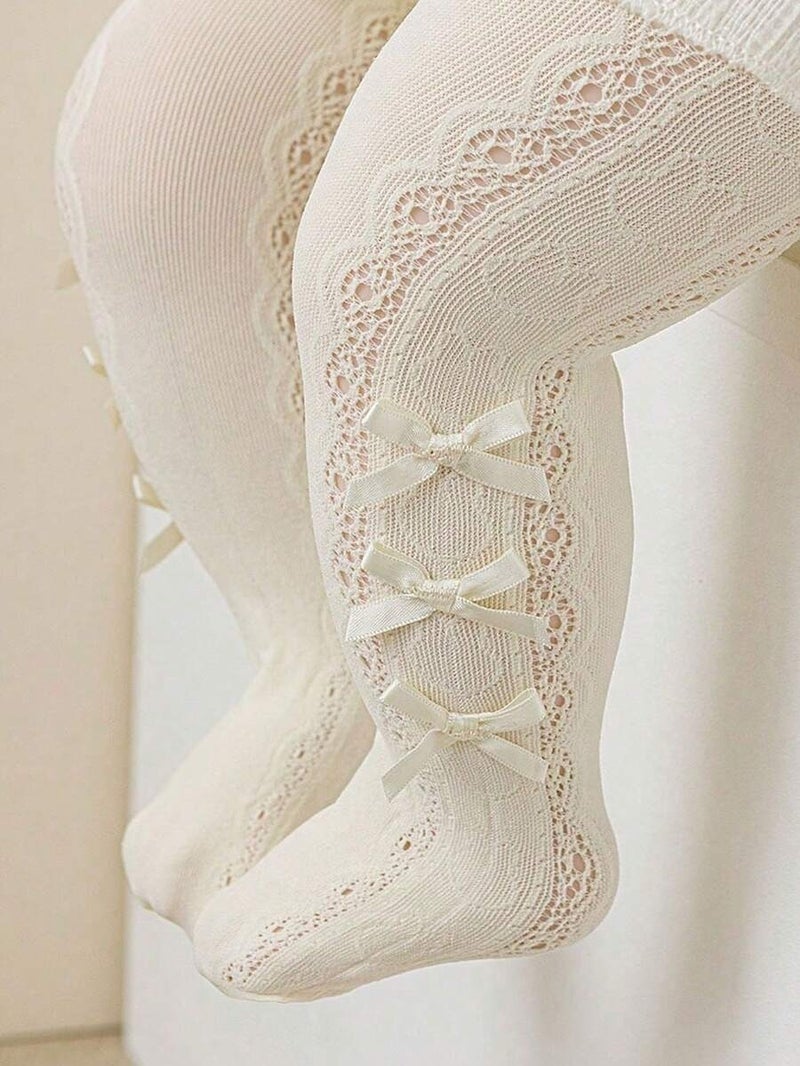 جوارب طويلة دانتيل للبنات مع فيونكات – كولون قطني أنيق وناعم – جوارب أطفال مريحة وقابلة للتنفس بتصميم أميري كلاسيكي - 6-12 اشهر - Image 1