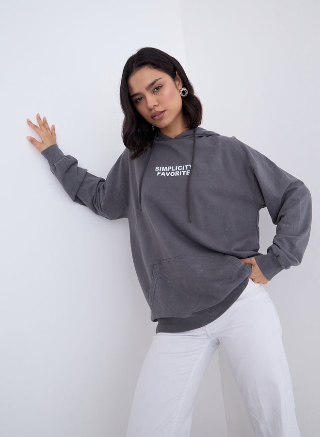 ستايلي هودي واسع بطبعة شعار ستایلی بالفحم - Image 1