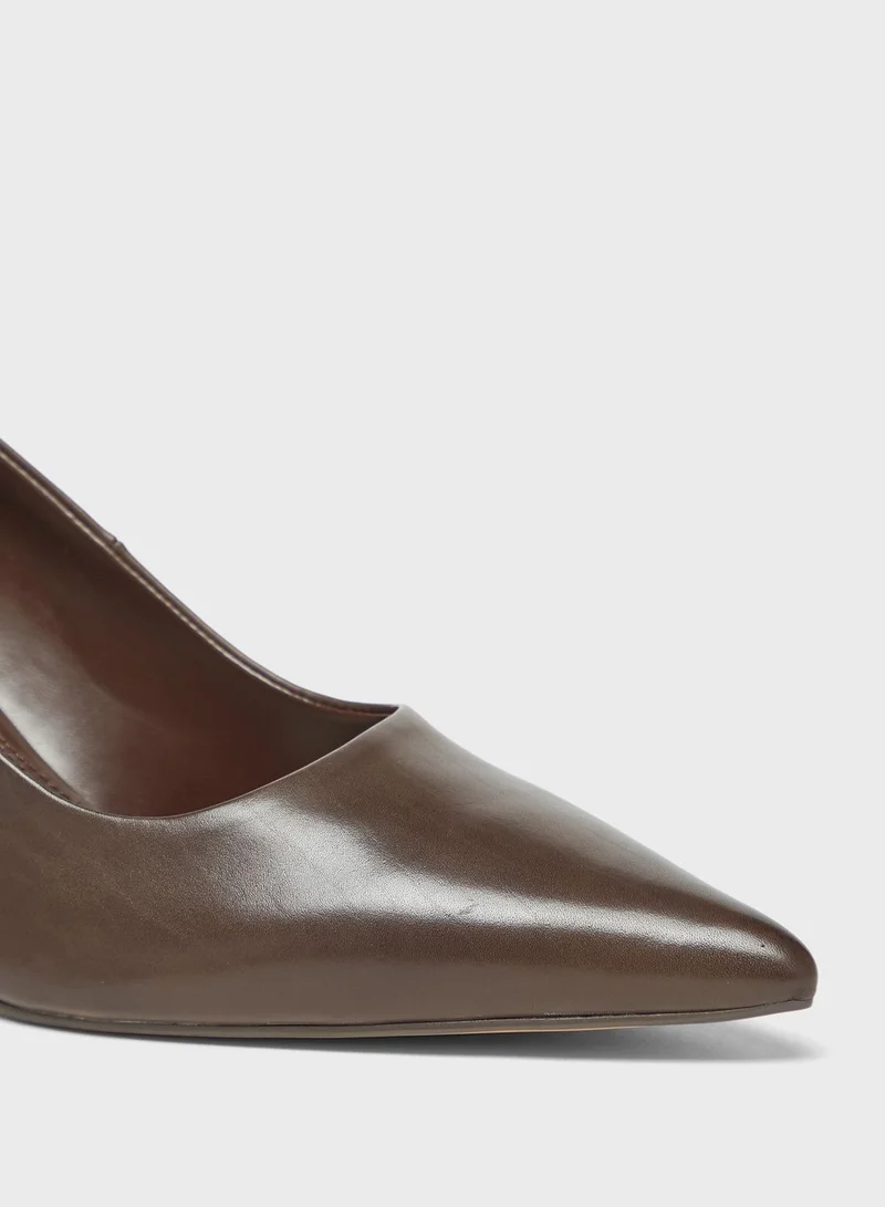 سيليست Pointed Toe Pumps