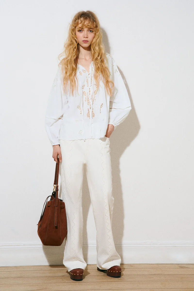 اتش اند ام بلوزة قطنية من خامة بثقوب