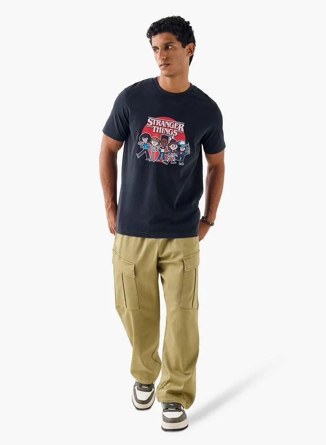 سبلاش فيڤ تيشيرت بطبعة سترينجر ثينجز بياقة دائرية