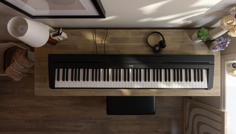 YAMAHA بيانو ياماها P71 الرقمي بوزن 88 مفتاح مع دواسة استدامة ومصدر طاقة (حصري على أمازون) - Image 2