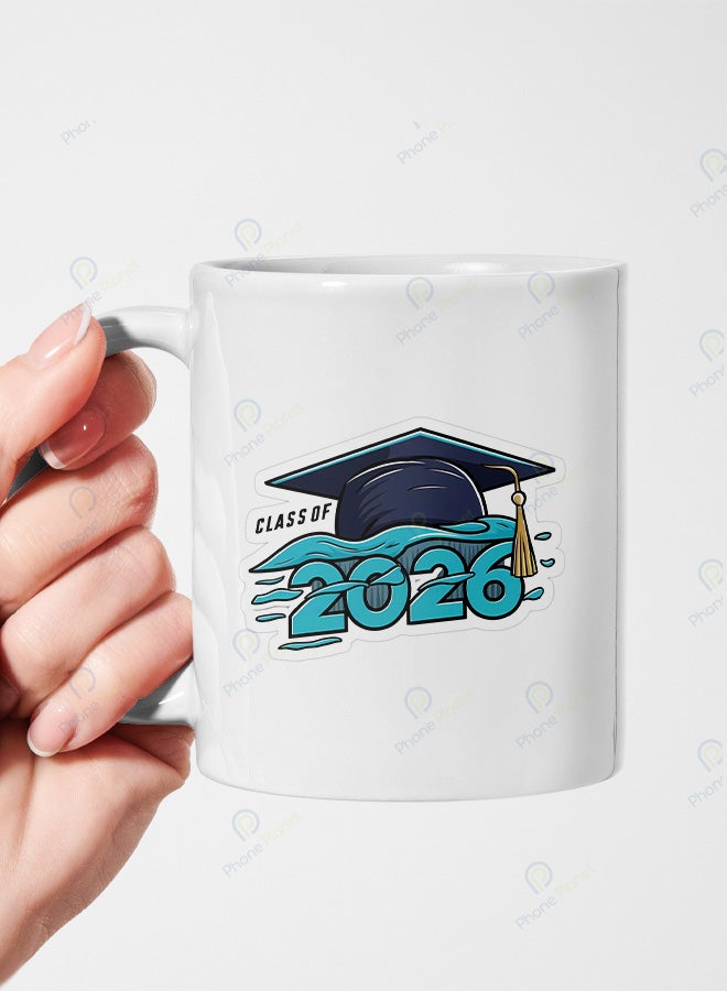 كوب من السيراميك مطبوع عليه عبارة دفعة 2026 ويتميز بمقبض مريح