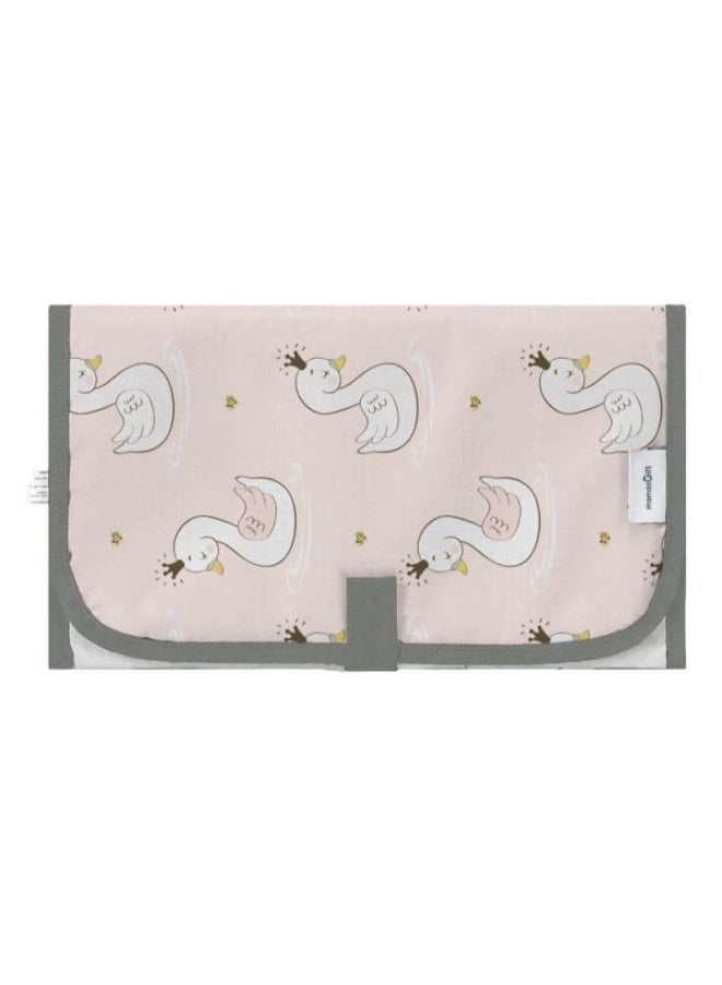 ماماز جيفت تتميز سجادة تغيير الحفاضات المقاومة للماء بتصميمها البسيط والجذاب، ويمكن وضعها في أي حقيبة حتى تتمكني من أخذها معك في كل مرة أثناء التنقل. - Image 1