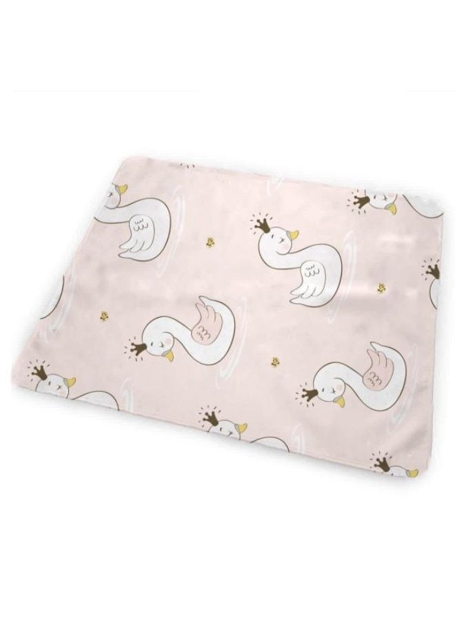 ماماز جيفت تتميز سجادة تغيير الحفاضات المقاومة للماء بتصميمها البسيط والجذاب، ويمكن وضعها في أي حقيبة حتى تتمكني من أخذها معك في كل مرة أثناء التنقل. - Image 3