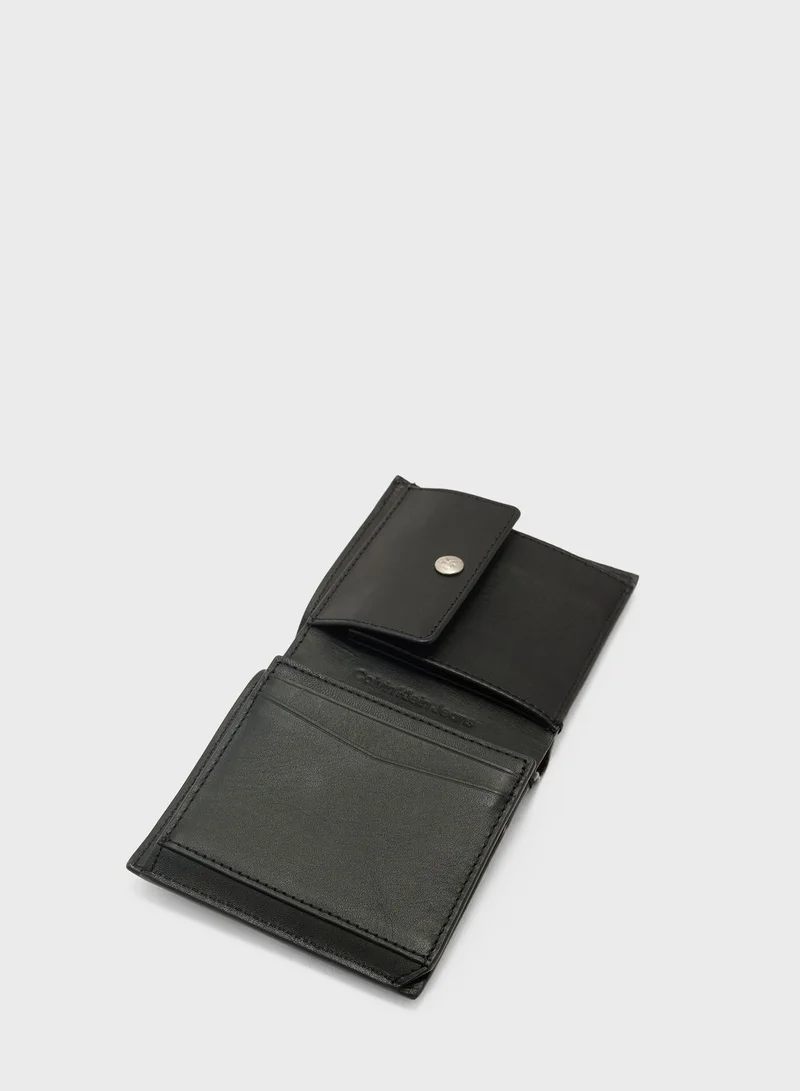 كالفن كلاين محفظة ثلاثية الطي مزينة بنمط مونوجرام