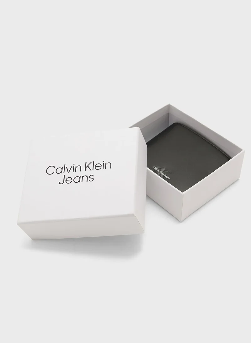 كالفن كلاين محفظة ثلاثية الطي مزينة بنمط مونوجرام