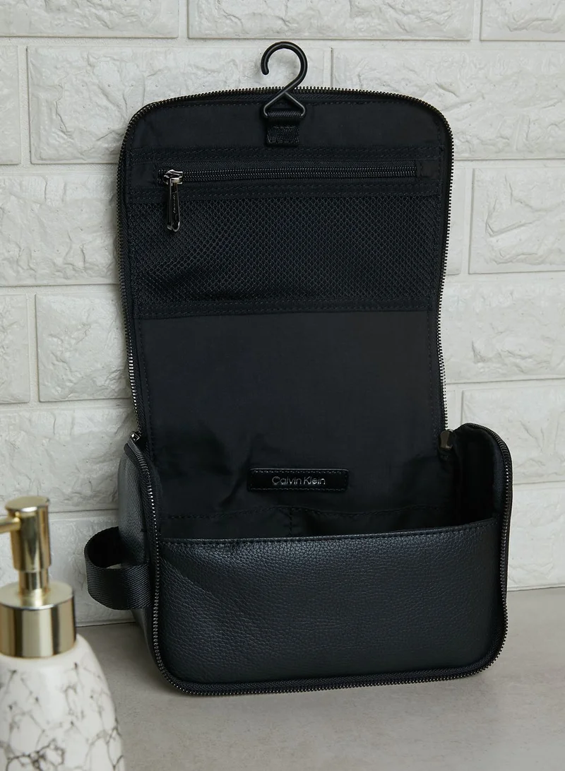 CALVIN KLEIN Must Mono Washbag With Hanger
