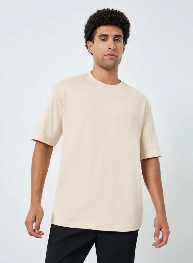 ستايلي تيشيرت بياقة دائرية وطبعة جرافيك