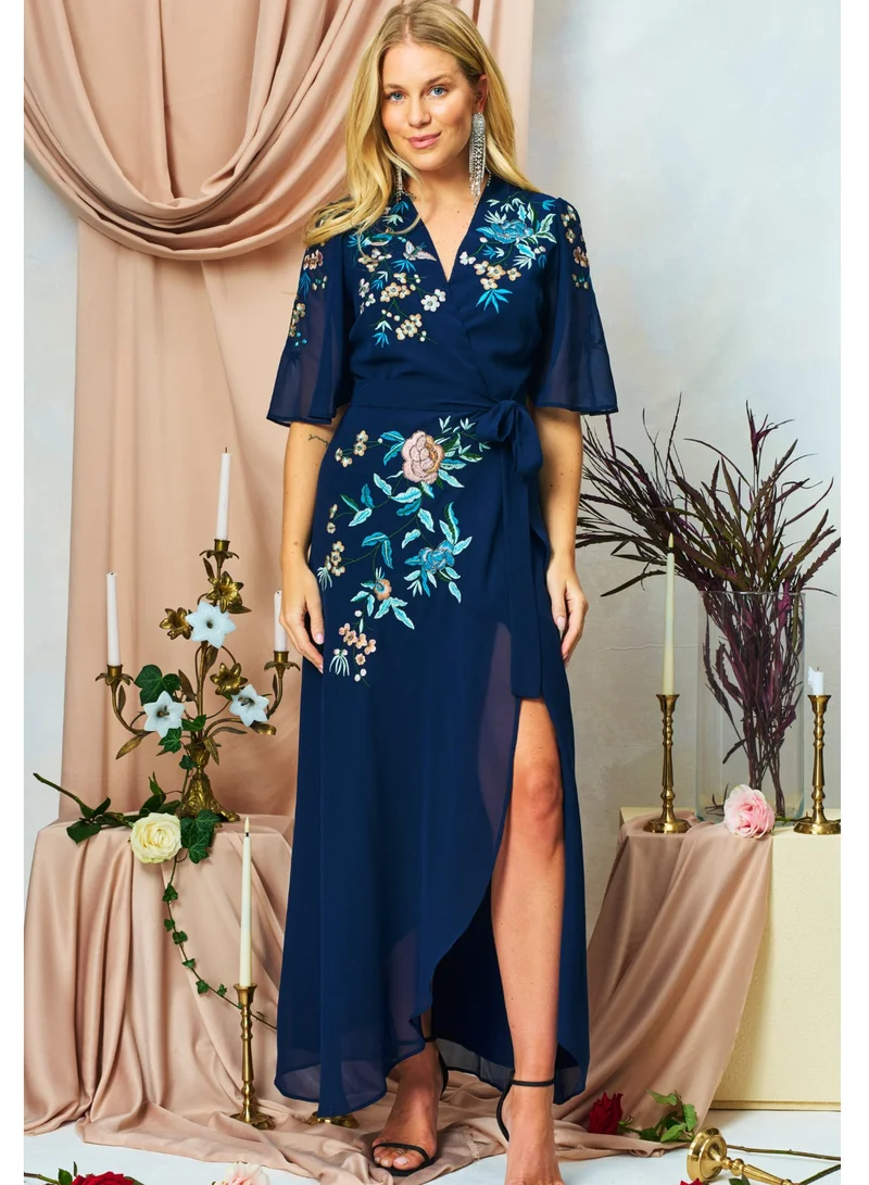 هوب اند ايفي فستان ماكسي ملفوف بأكمام فراشة مطرزة وحزام خصر